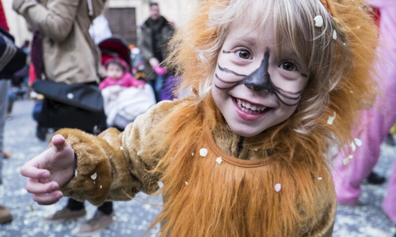 Ein Mädchen ist als Löwe verkleidet. | © Getty Images / Moment /Fernando Vazquez Miras