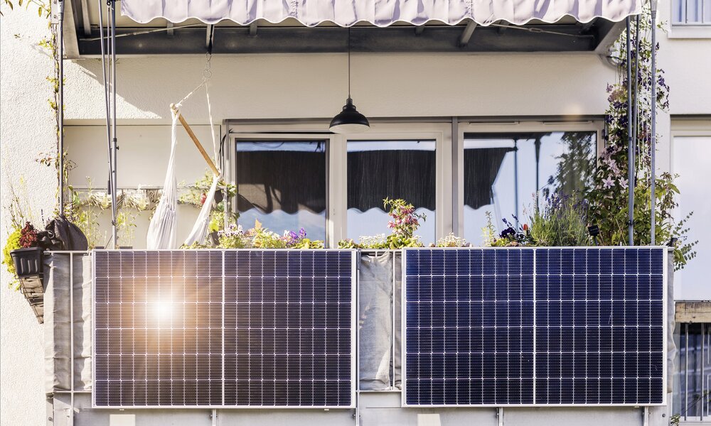 Solaranlage auf einem Balkon | © Getty Images/Maryana Serdynska