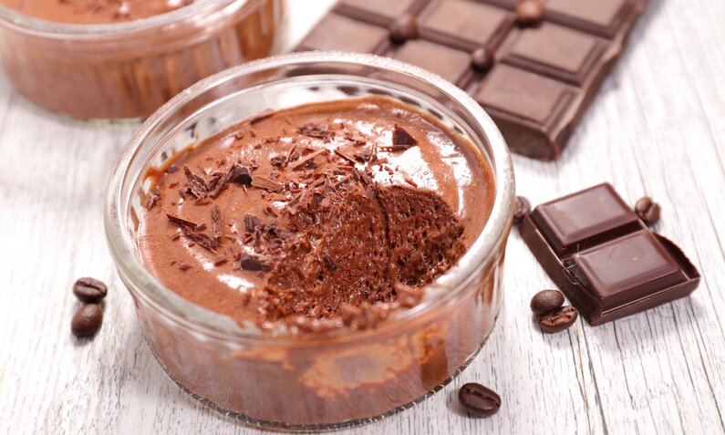 Schokoladen-Mousse in Dessert glas, garniert mit frischer Minze. | © Getty Images / margouillatphotos