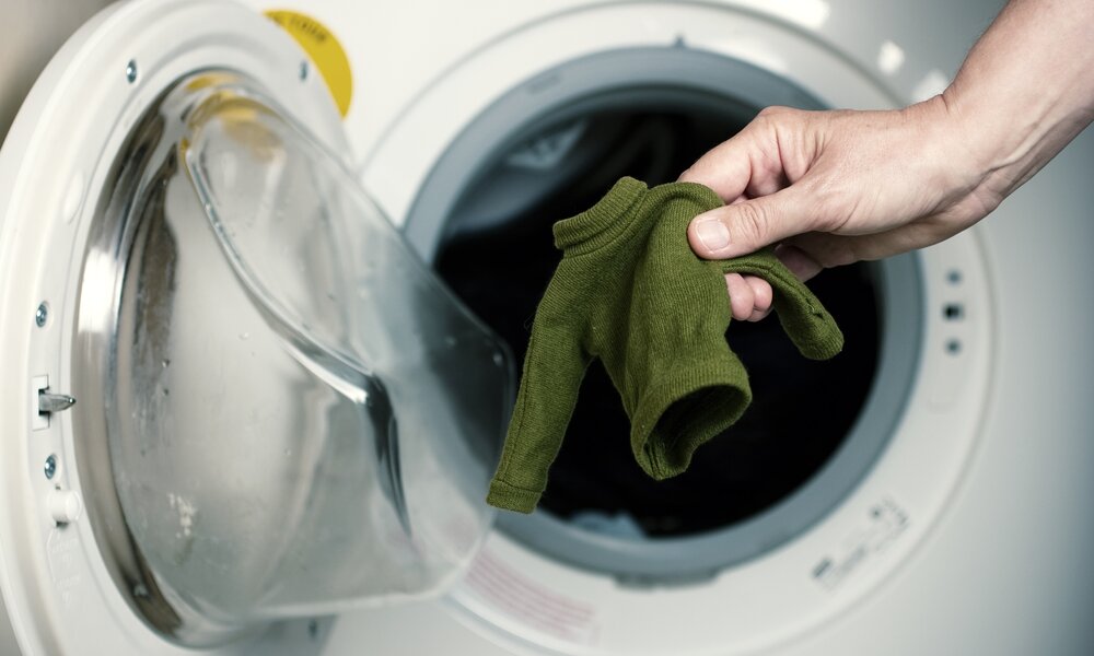 Winziger Pulli vor einem Trockner | ©  Getty Images / susandaniels