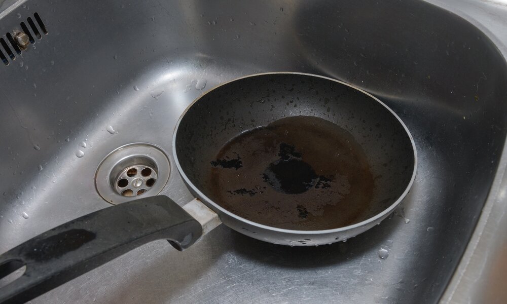Pfanne mit Öl in der Spüle | ©  Getty Images/ Kirill Ikonnikov