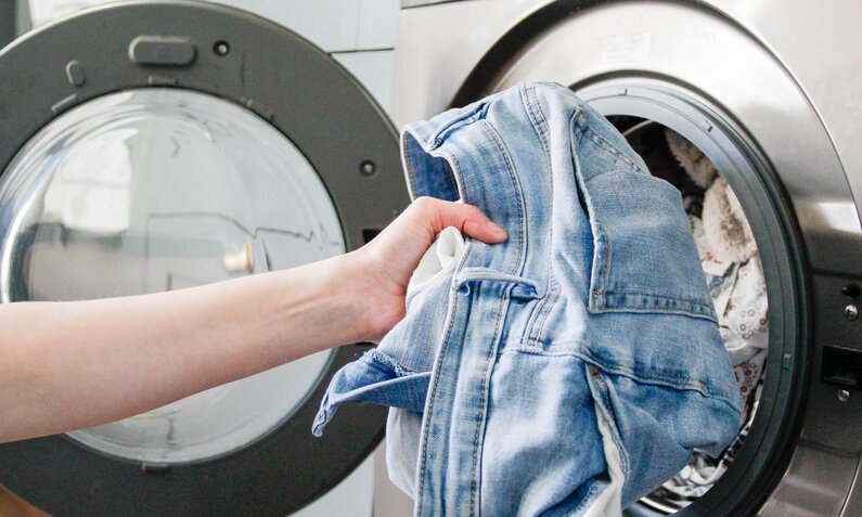 Mehrere Jeans in Waschmaschine | ©  Getty Images/ Kinga Krzeminska