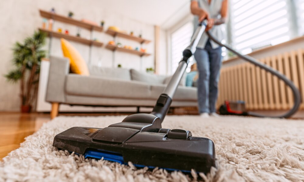 Zimmer wird mit einem Staubsauger gesaugt | ©  Getty Images/ urbazon