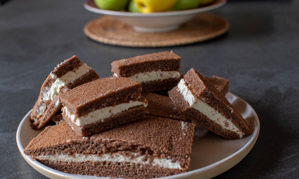 In Stücke geschnittene Milchschnitte selbst gebacken vom Blech. | © Getty Images / Angelika Heine