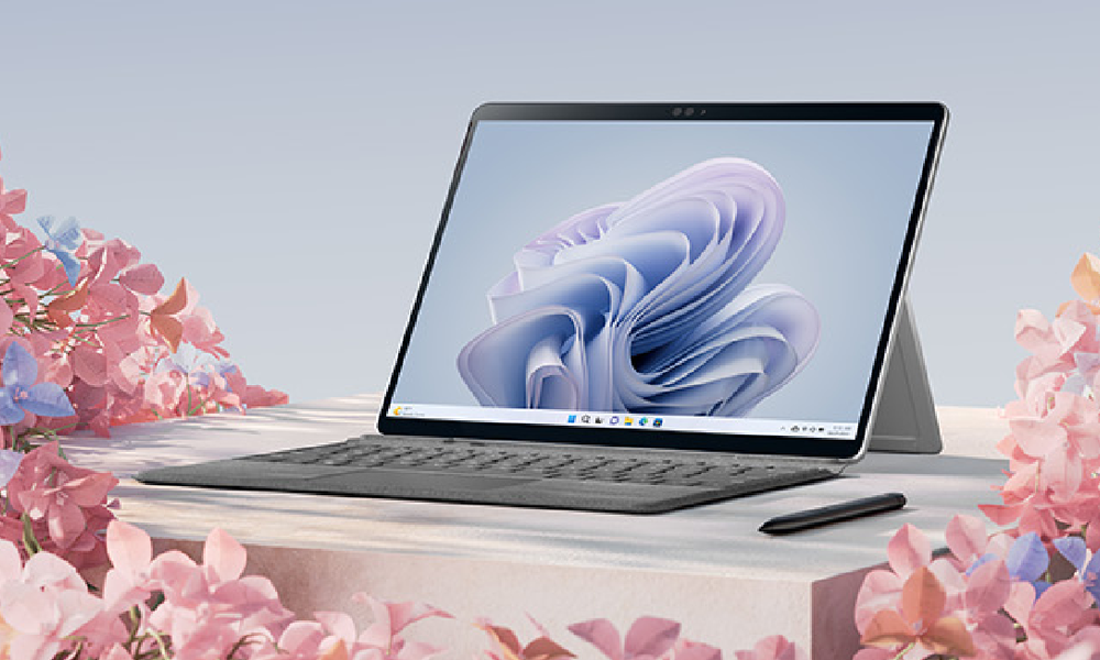 Micrososft Surface Laptop in natürlicher Umgebung mit Pflanzen | © Amazon