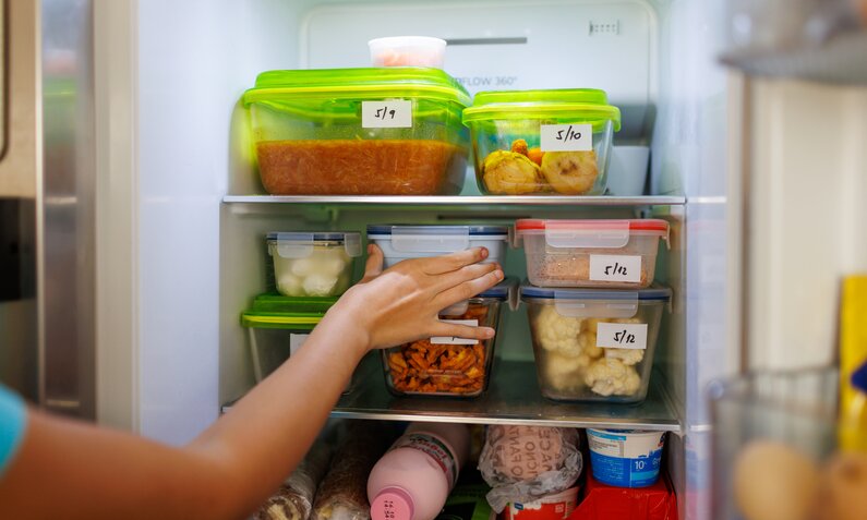 Frau verstaut Lebensmittel im Kühlschrank | ©  Getty Images/ vgajic