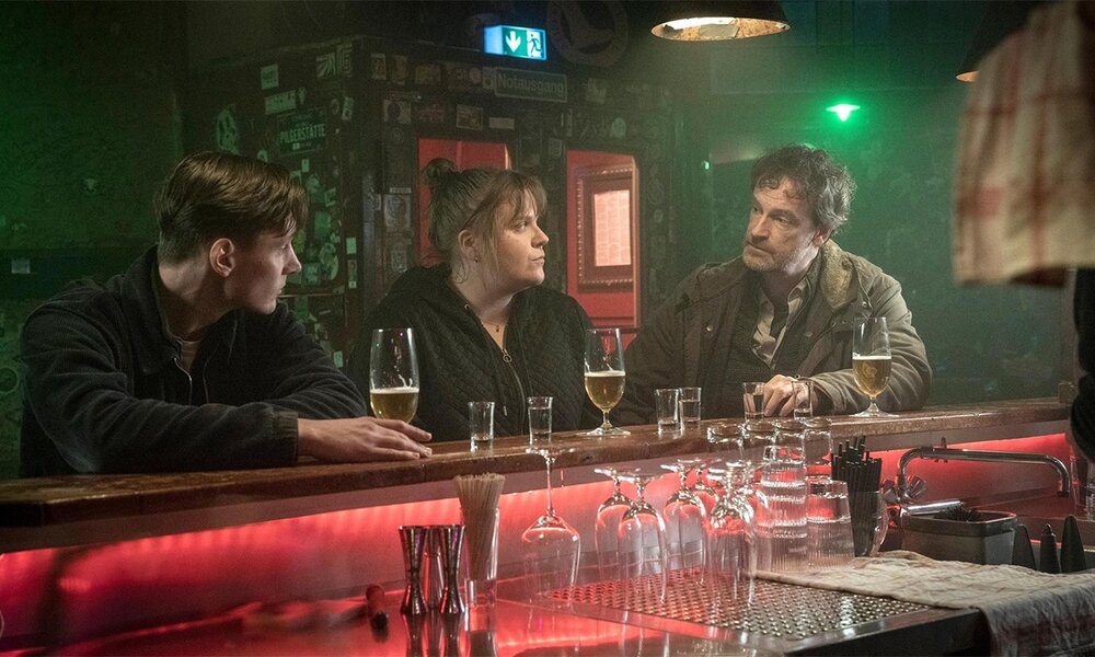 Jan Pawalk, Rosa Herzog und Peter Faber beim letzten Feierabendbier. | © WDR