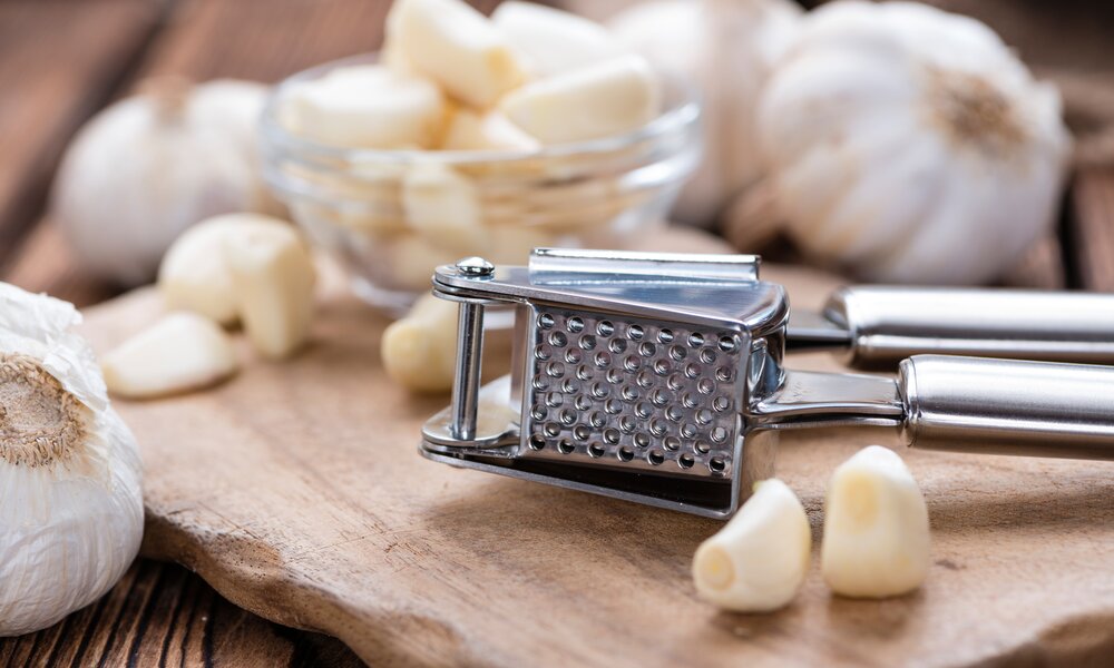 Knoblauch und Knoblauchpresse | ©  Getty Images/ Erika Bunea / 500px
