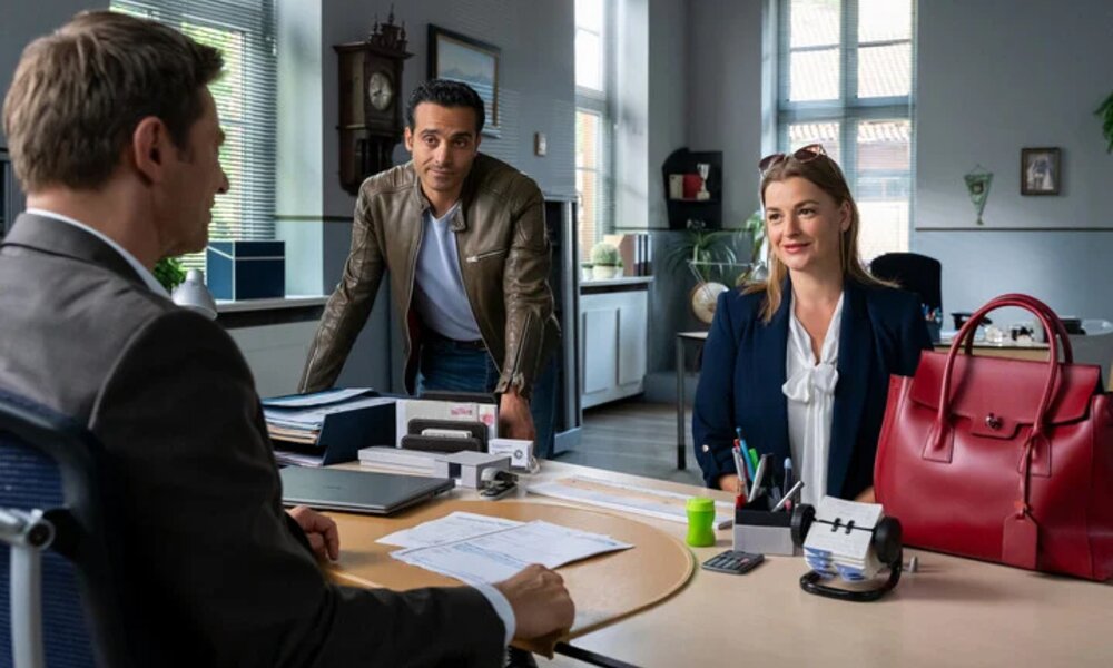 Hat Belinda (Ines Lutz) etwas mit dem Mord an ihrem Geliebten zu tun? Die Kommissaren Hansen (Igor Jeftić) und Kaya (Baran Hêvî) befragen sie. | © ZDF