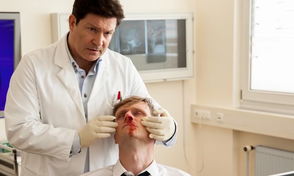 Francis Fulton-Smith als Dr. Christian Kleist in „Familie Dr. Kleist (2004 - 2022 im ZDF). | © ZDF
