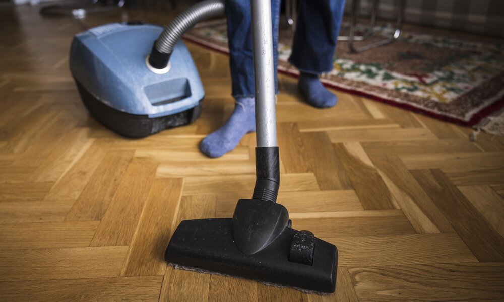 Mann staubsaugt die Wohnung | ©  Getty Images/ Johner Images