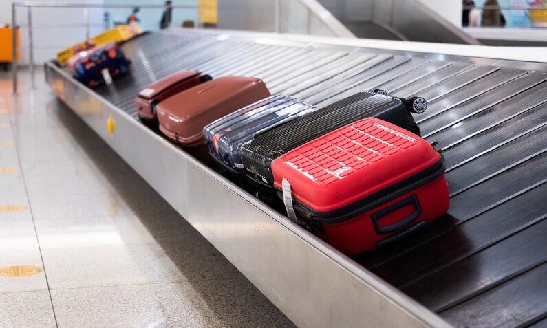 Kofferband am Flughafen | ©  Getty Images/ Twenty47studio