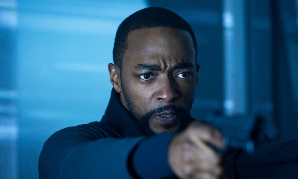 Nahaufnahme von Anthony Mackie in der Netflix-Serie "Altered Carbon" mit grimmig entschlossenem Blick und Waffe im Anschlag | © Netflix/Diyah Pera