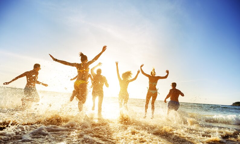 Menge Leute Freunde Sonnenuntergang Strandurlaub | ©  Getty Images/ molchanovdmitry