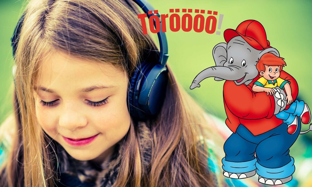 Kind hört ein Hörspiel | © Kiddinx / Canva
