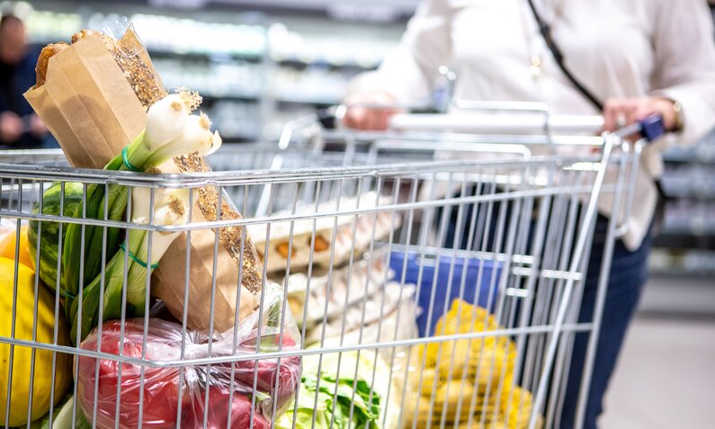 Einkaufswagen im Supermarkt | ©  Getty Images/ Coolpicture