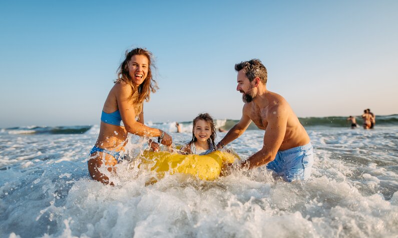 Eltern im Kind im Meer | ©  Getty Images/ Halfpoint Images