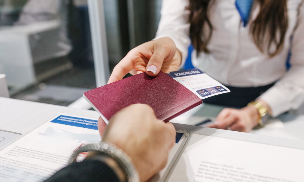 Reisepass wird am Flughafen überprüft | ©  Getty Images/ Hinterhaus Productions