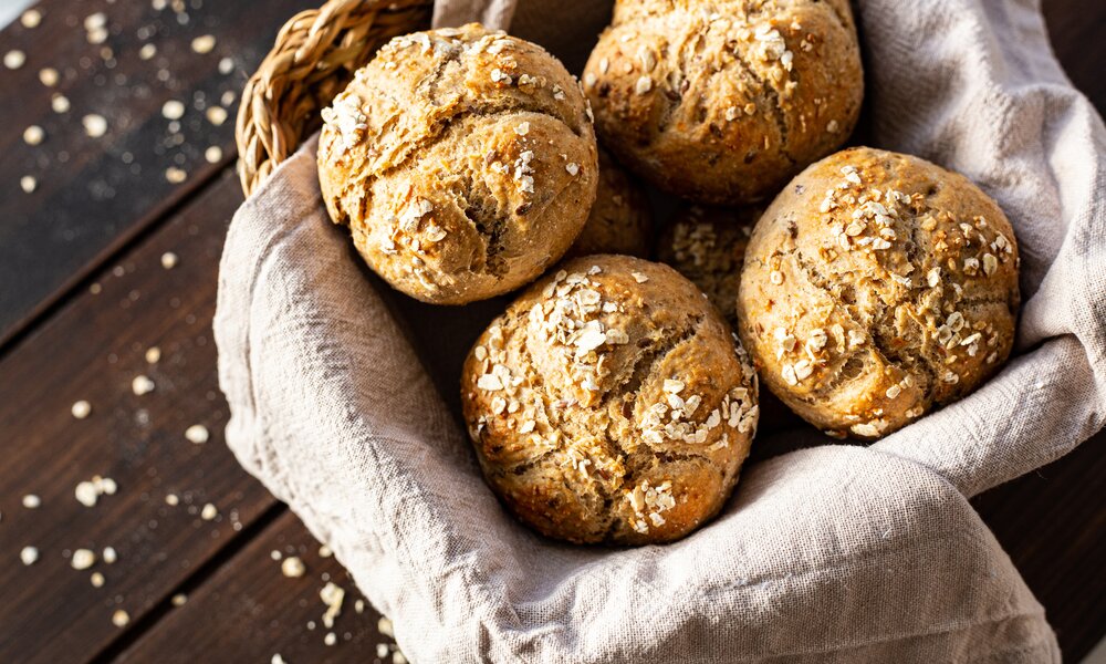 Mehrere Brötchen bestreut mit Haferflocken in einem Frühstückskorb angerichtet. | © Getty Images / Sandra Backwinkel