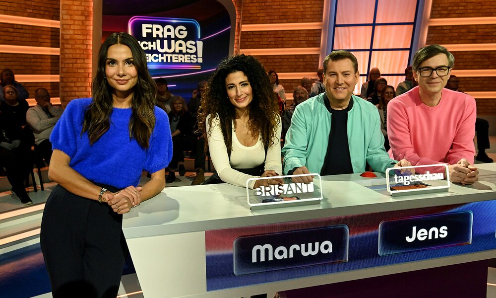 Moderatorin Lea Wagner (l.) mit dem Rateteam: Mariwa Eldessouky "Brisant" (2.v.l.), Jens Riewa "tagesschau" (2.v.r.) und Ralph Caspers, Moderator (r.). | © ARD
