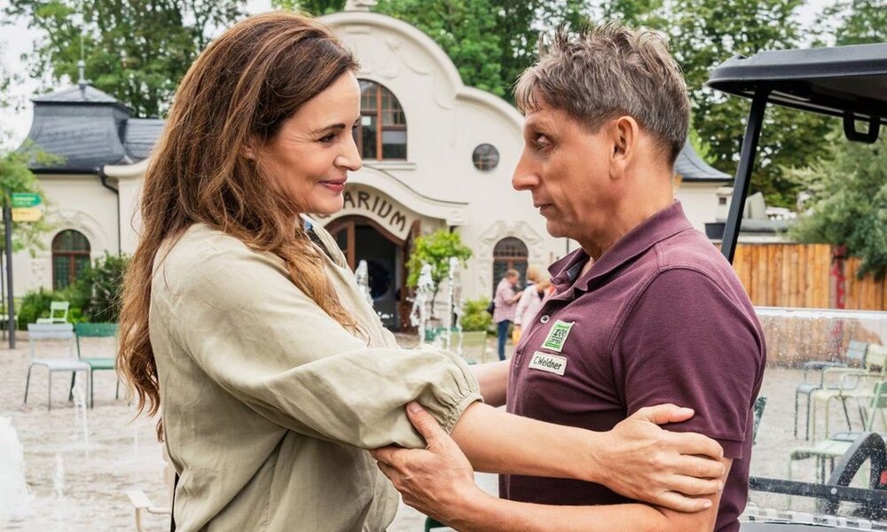 Dr. Susanne Mertens (Elisabeth Lanz) wird in der 9. Staffel  wohl wieder mit Cheftierpfleger Conny Weidner (Thorsten Wolf) zusammen arbeiten.  | © MDR