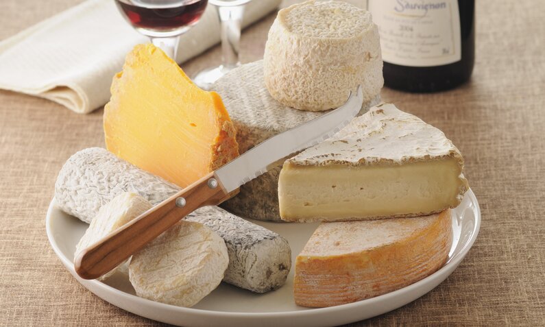Verschiedene Käsesorten auf einem Teller | ©  Getty Images/ Jupiterimages
