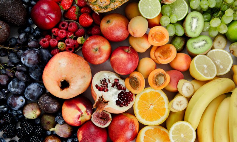 Verschiedene Obstsorten und Beeren | ©  Getty Images/ alvarez