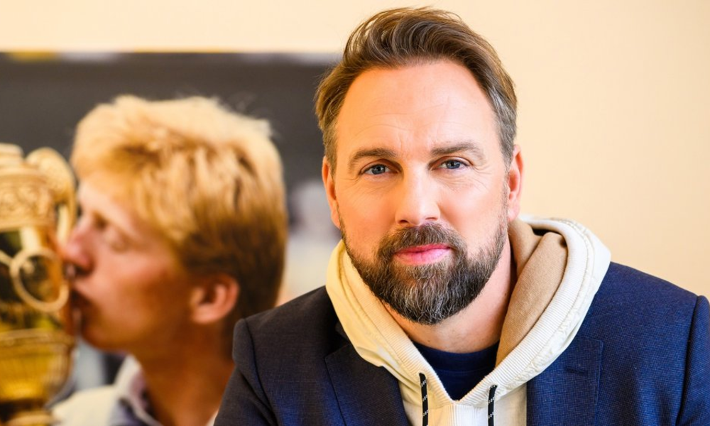 TV-Moderator Steven Gätjen interviewt Boris Becker für Sat.1. | © SAT.1/Willi Weber