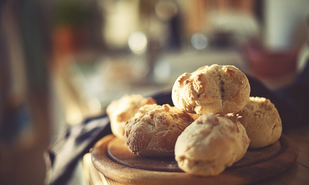 Brötchen in Brotkorb, angerichtet auf Küchentresen. | © Getty Images / 	Rike_