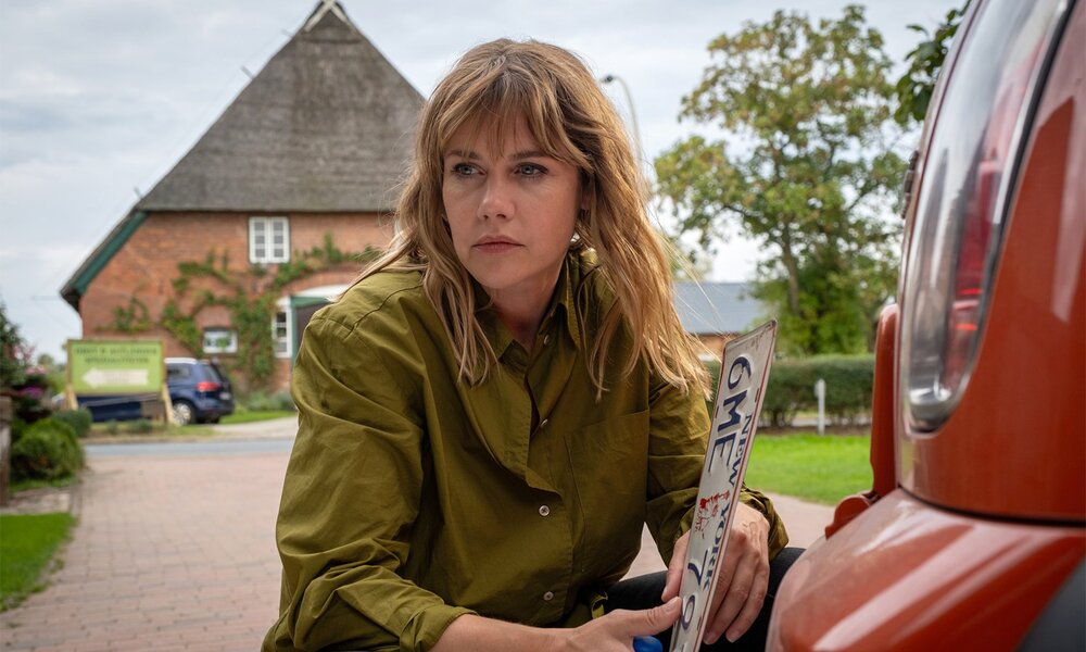 Felicitas Woll ist ab April  in „Neuer Wind im Alten Land“ zu sehen. | © REAL Film