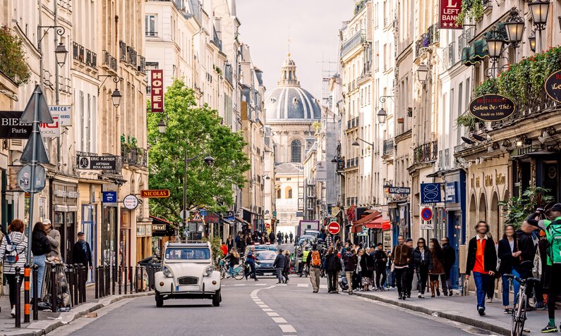 Eine volle Straße in Paris | ©  Getty Images/ Alexander Spatari
