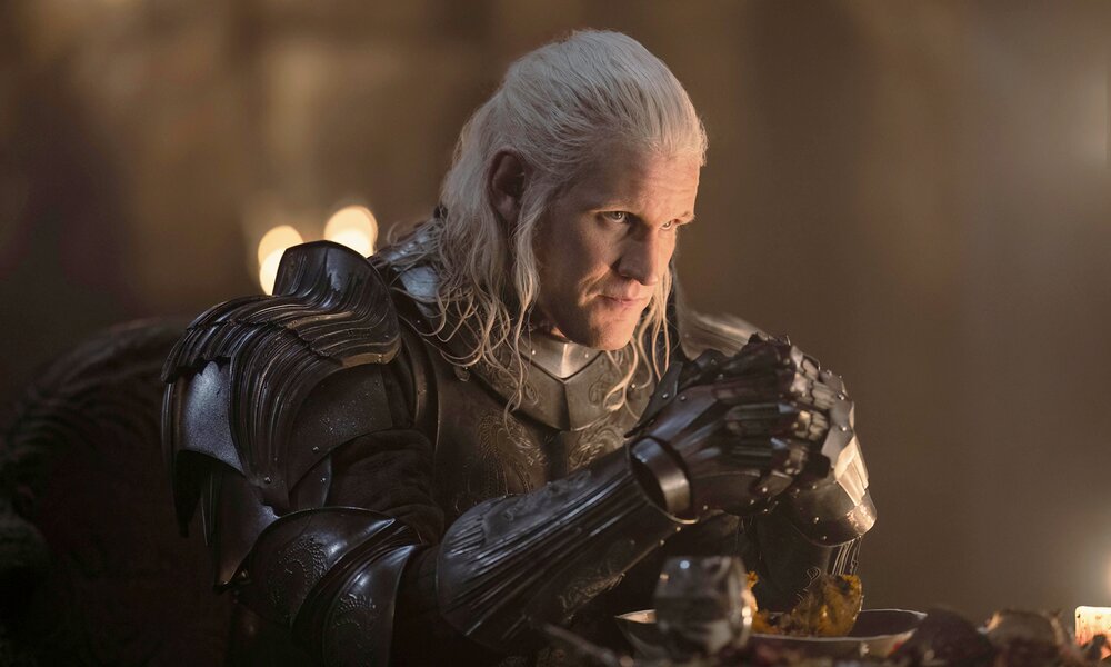 Matt Smith sitzt in einer Szene aus der HBO-Serie "House of the Dragon" in voller Rüstung an einem Tisch. | ©  2023 Home Box Office, Inc. All rights reserved.