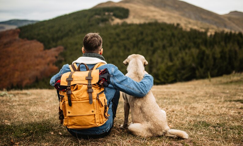Mann und Hund gucken in die Ferne | ©  Getty Images/ hobo_018
