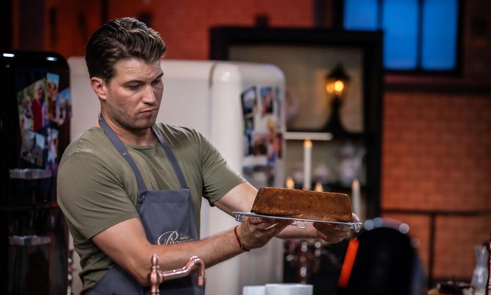 Raúl Richter backt eine Torte bei ,,Das große Promibacken'' | © SAT.1/Claudius Pflug