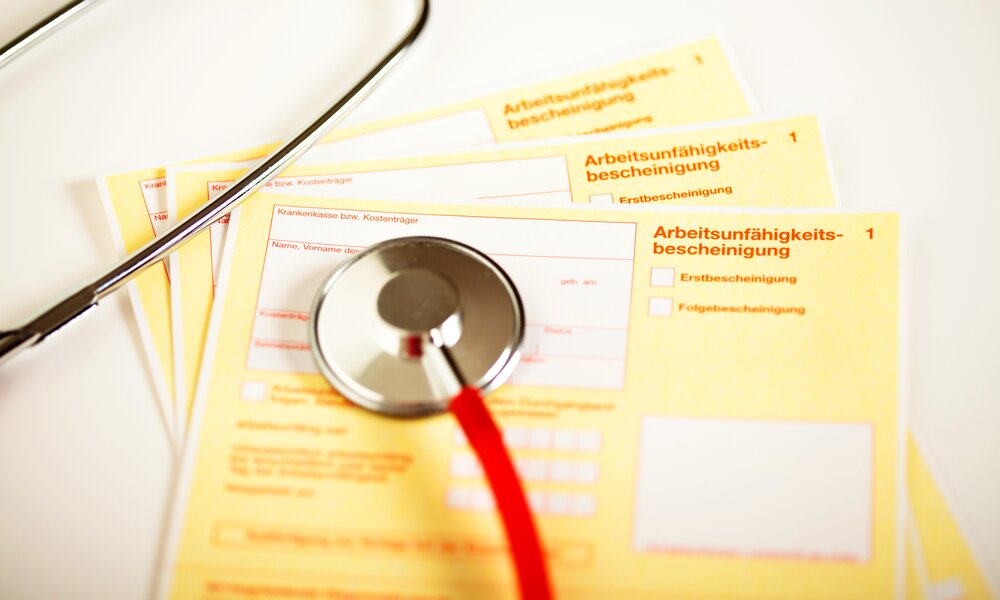 Arbeitsunfähigkeitsbescheinigung  | ©  Getty Images/ AnnettVauteck