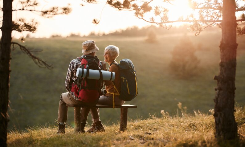 Älteres Pärchen genießt beim Wandern den Ausblick | ©  Getty Images/ skynesher