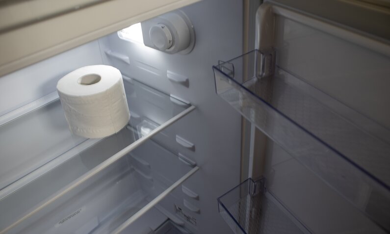 Toilettenpapier im Kühlschrank | ©  Getty Images/ Oksana Panova