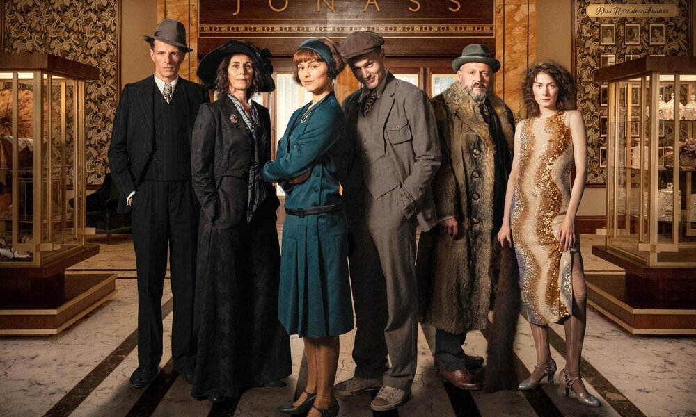 Arthur Grünberg (Alexander Scheer, l-r), Alice Grünberg (Nina Kunzendorf), Vicky Maler (Naemi Feitisch), Harry Grünberg (Ludwig Simon), Carl Goldmann (Samuel Finzi), Elsie Schön (Amy Benkenstein) im Kaufhaus "Jonass". | © RTL