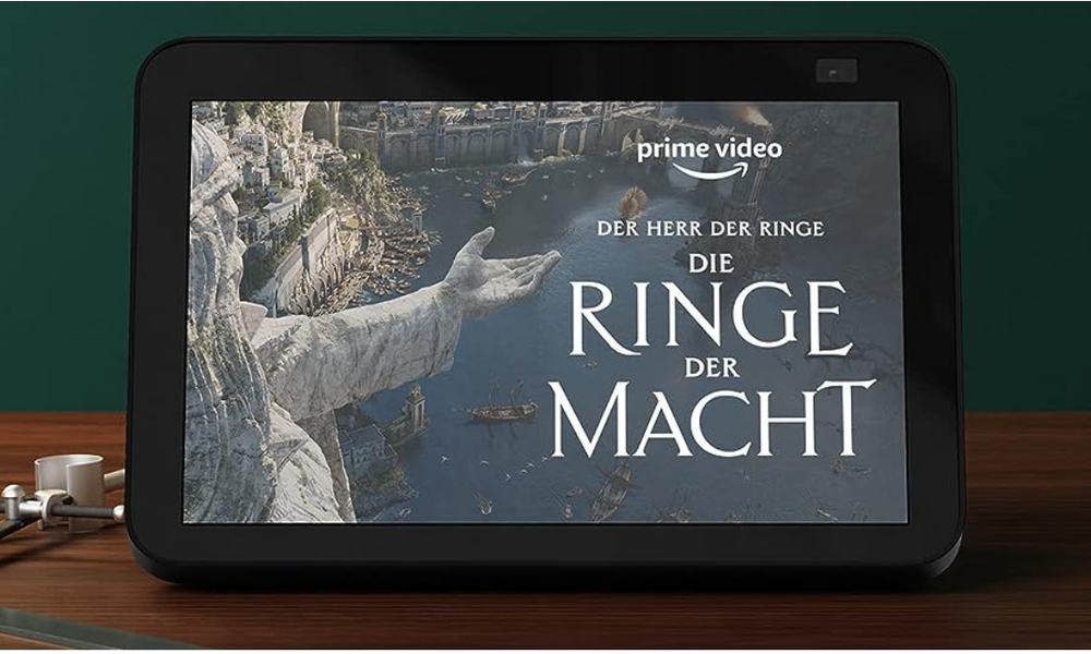 Amazo Echo Show 8 in Schwarz mit dem Logo der Serie Die Ringe der Macht | © Amazon