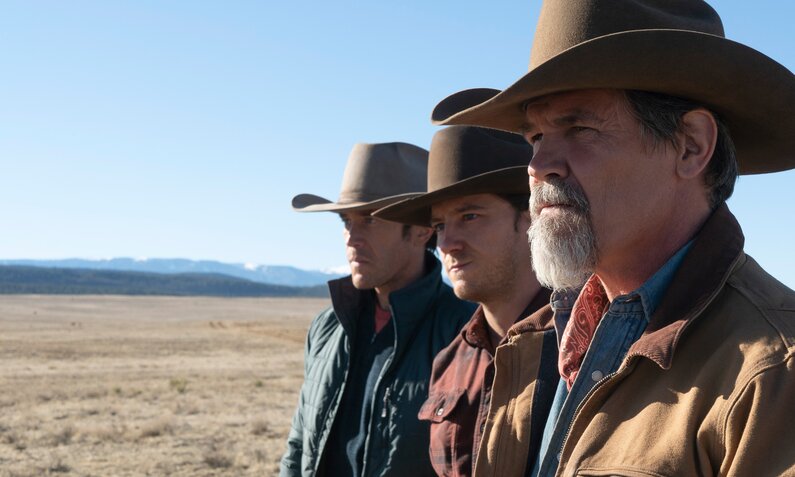Porträtaufnahme von Josh Brolin und zwei seiner Co-Stars die in einer Szene der Serie "Outer Range" mit Cowboyhüten gedankenvoll in die Weite der Landschaft blicken | © Prime Video