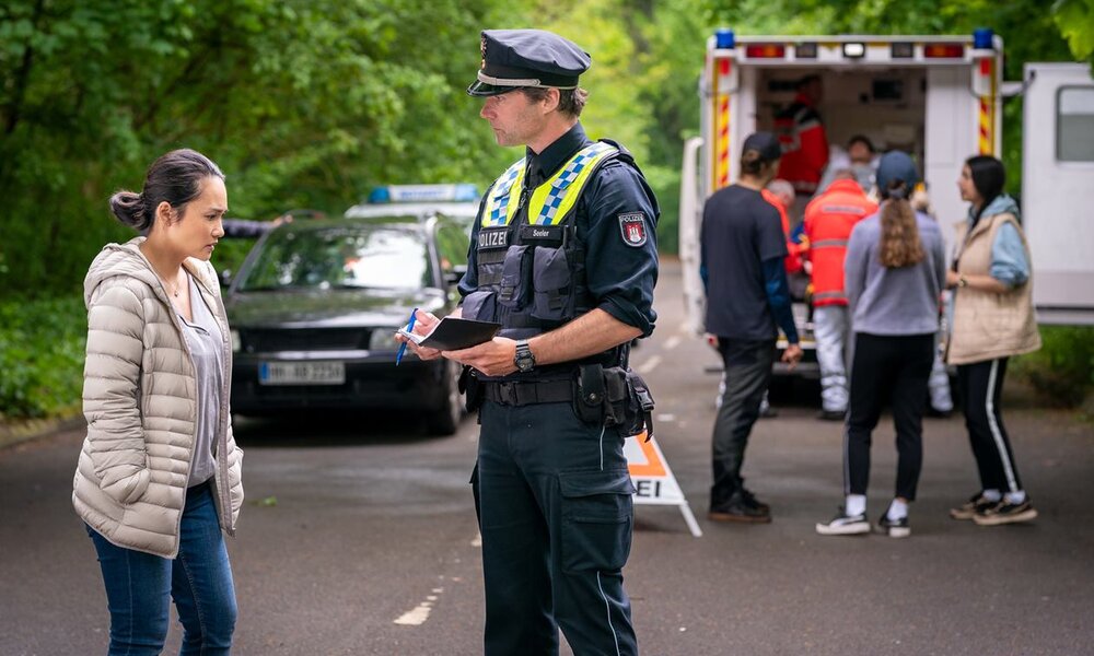 Polizist Mattes (Matthias Schloo) befragt die Lehrerin Thao Phan (Mai Duong Kieu). | © ZDF