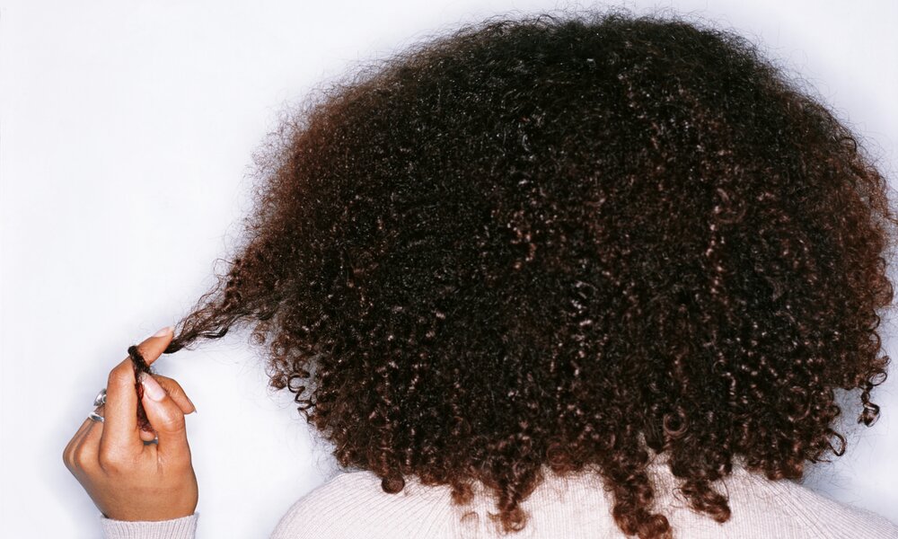 Curly Hair Method: eine Frau von hinten, die ihre Locken zeigt | © Getty/Romilly Lockyer  