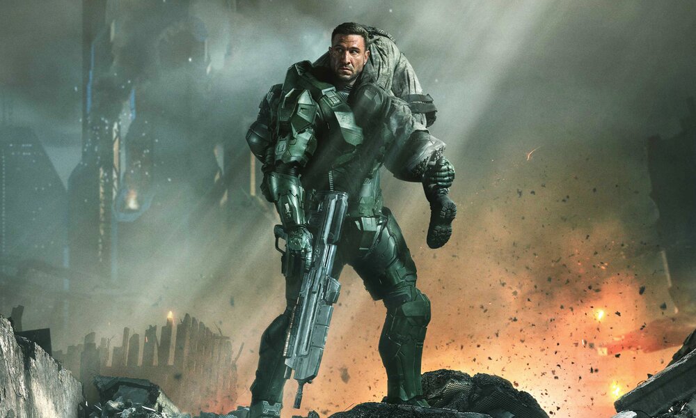 Pablo Schreiber in Supersoldatenrüstung vor dramatisch grauem Hintergrund auf der Key Art zur Paramount+ Serie "Halo"  | © Paramount+