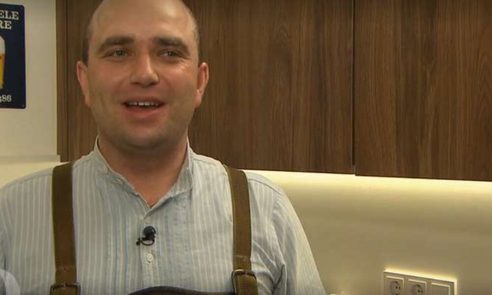 Gastgeber Simon beim ,,Perfekten Dinner'' | © Screenshot Vox 