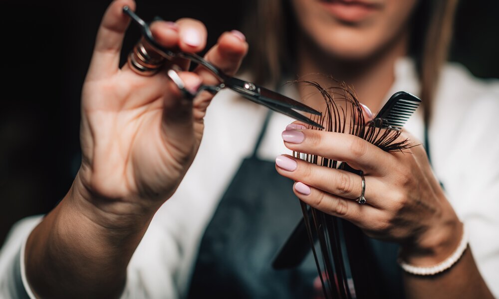 Haare schneiden | © Adobe Stock/Microgen