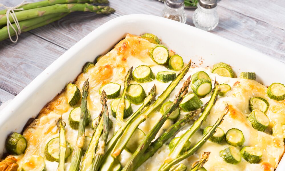 Lasagne mit Spargel und Zucchini in der Nahaufnahme. | © Adobe Stock / tenkende