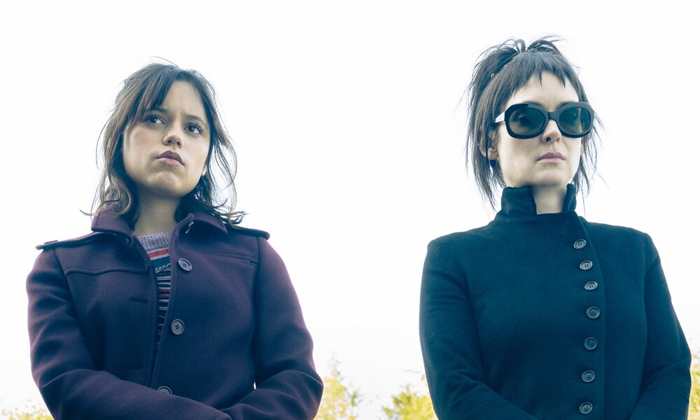 Jenna Ortega und Winona Ryder in düsterer Kleidung im Freien in einer Szene aus dem Warner Bros. Kinofilm "Beetlejuice, Beetlejuice" | © 2024 Warner Bros. Entertainment Inc. All Rights Reserved./Parisa Taghizadeh