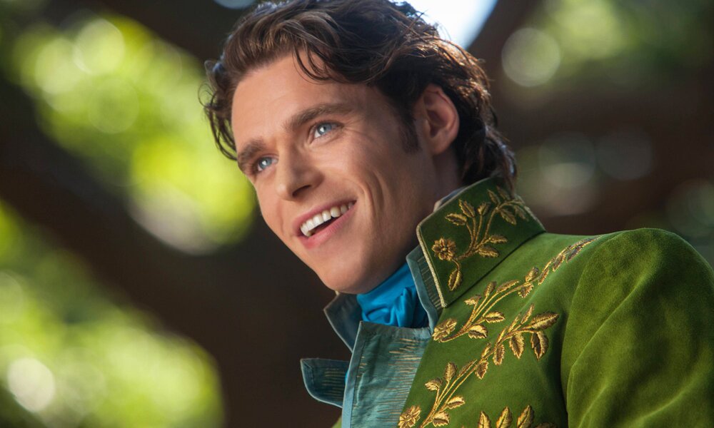 Richard Madden gekleidet als Prinz vor Waldhintergrund in einer Szene aus dem Kinofilm "Cinderella" | © Imago Images/Cinema Publishers Collection