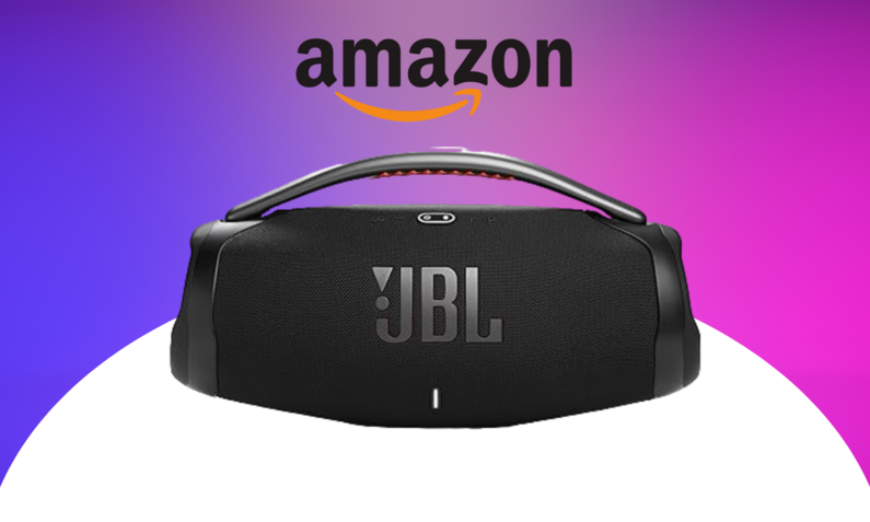 JBL Boombox 3: Schwarzer großer Bluetooth-Lautsprecher, darüber das Amazon-Logo | © Amazon