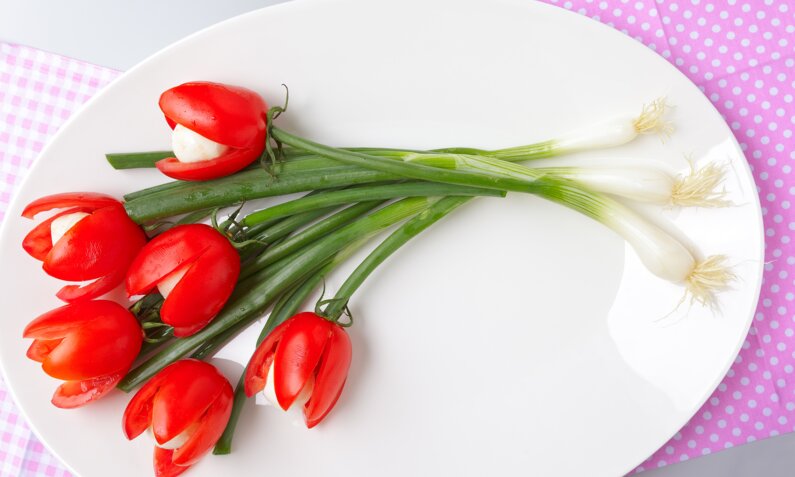 Tulpen auf teller, bestehend aus Tomaten, Mozzarella und Lauch. | © Adobe Stock / rainbow33